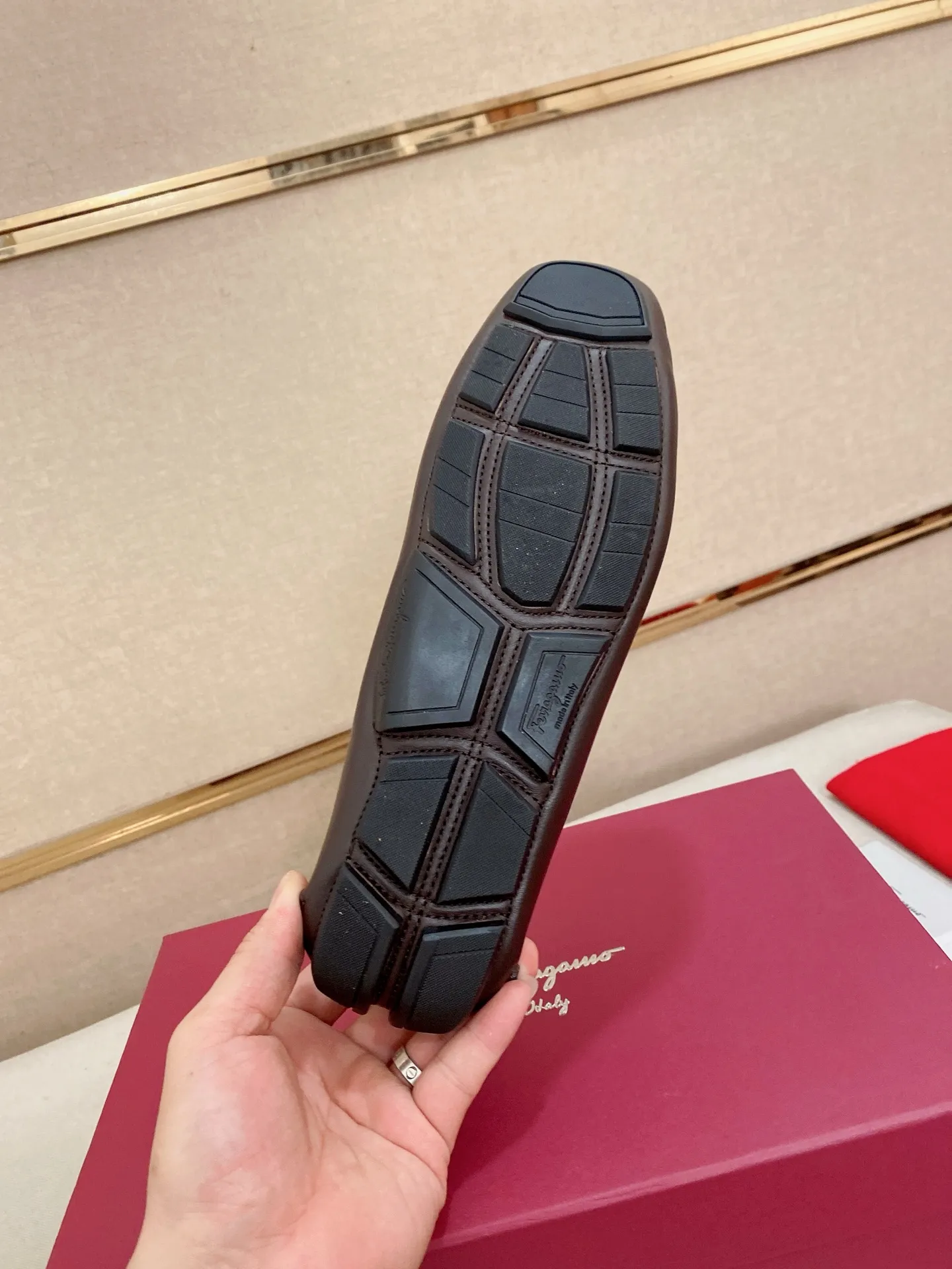 Men's shoes💰: 560💰High-end quality! Ferragamo🆕🆕Exclusive hot-selling products in stock🔥🔥New products on the shelves, high-quality Ferragamo men's pea shoes, high-end casual driving shoes, with complete packaging! 💪 💪 Material: imported cowhide 🐂 + imported high-quality water-dyed cowhide lining + wear-resistant outsole 👍🏻👍🏻 Features: high-end and comfortable, purely handmade 🚀 🚀 Create the perfect shoes that suit you best 🔥 🔥 Size: (38-44) 45 standard size can be customized!